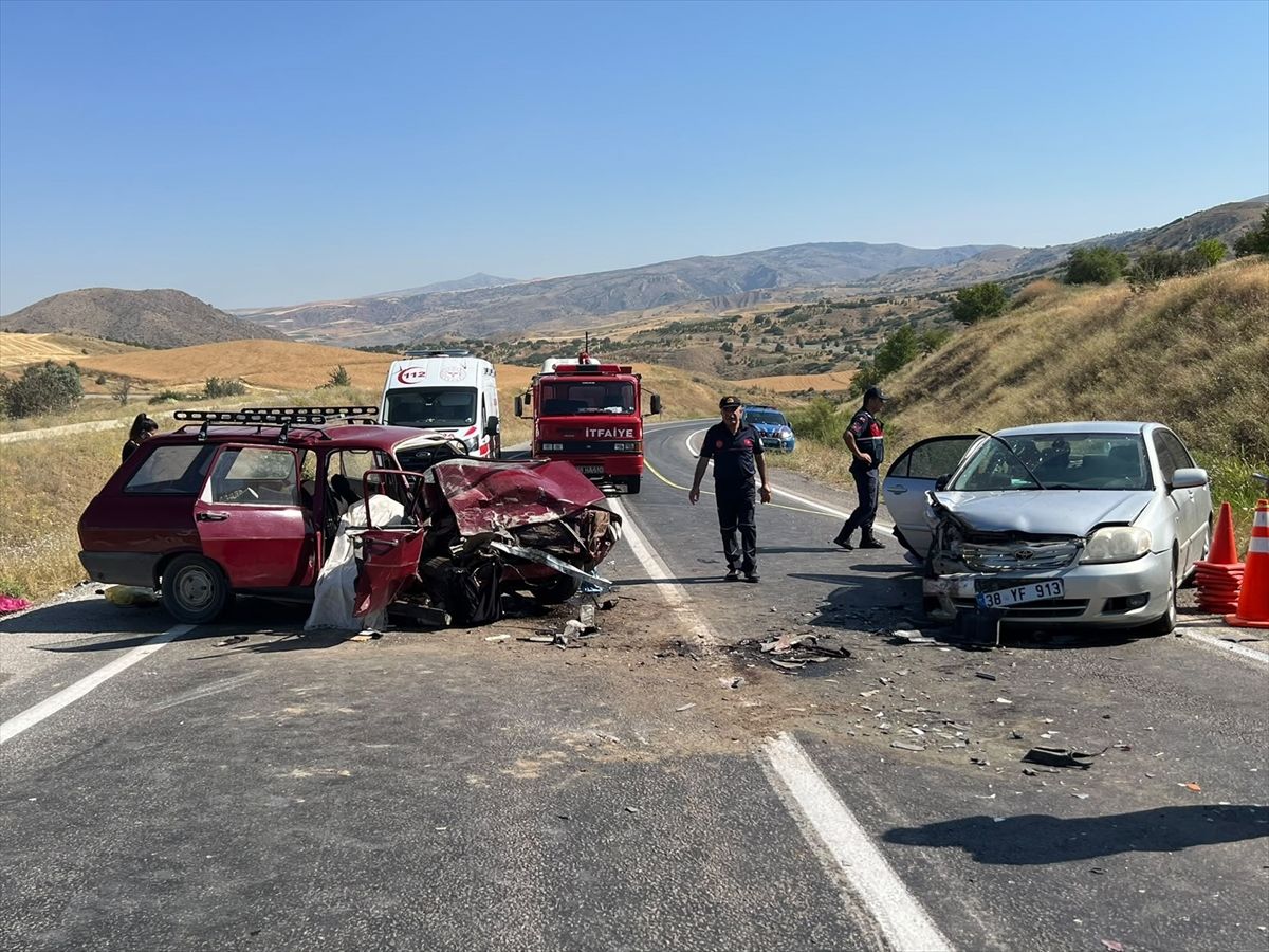 Kayseri'de iki otomobil çarpıştı, 1 kişi öldü, 6 kişi yaralandı