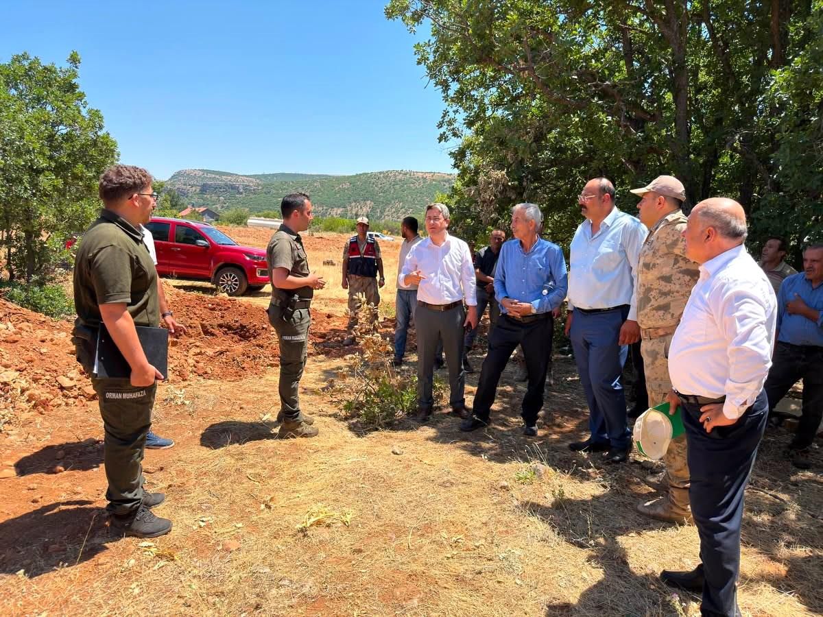 Erzincan Kemaliye'de arazi yangını söndürme çalışmaları devam ederken çekilmiş bir fotoğraf.