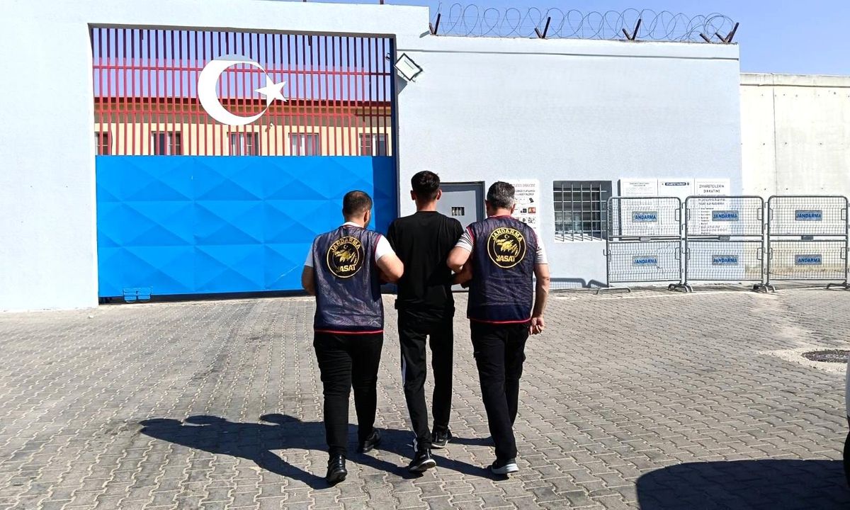 Gaziantep'te 10 yıl kesinleşmiş hapis cezası bulunan 2 firari jandarma tarafından yakalandı