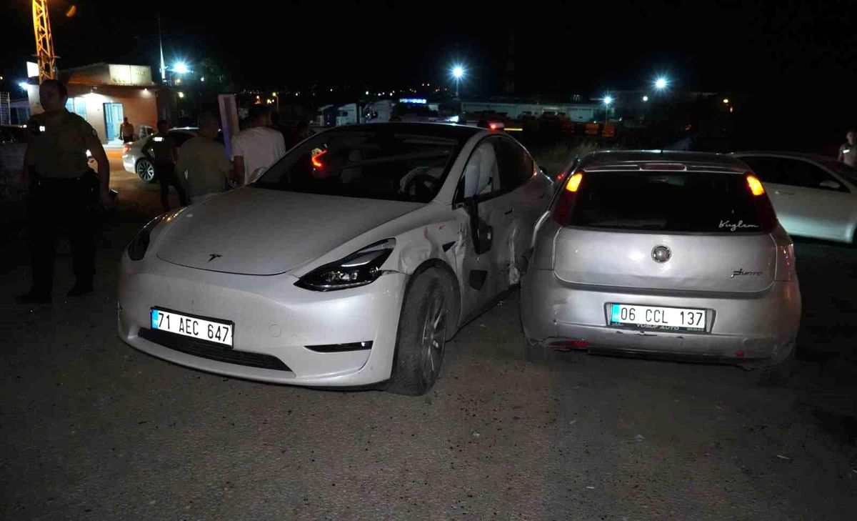Kırıkkale-Kırşehir kara yolunda meydana gelen trafik kazası sonrası olay yeri.