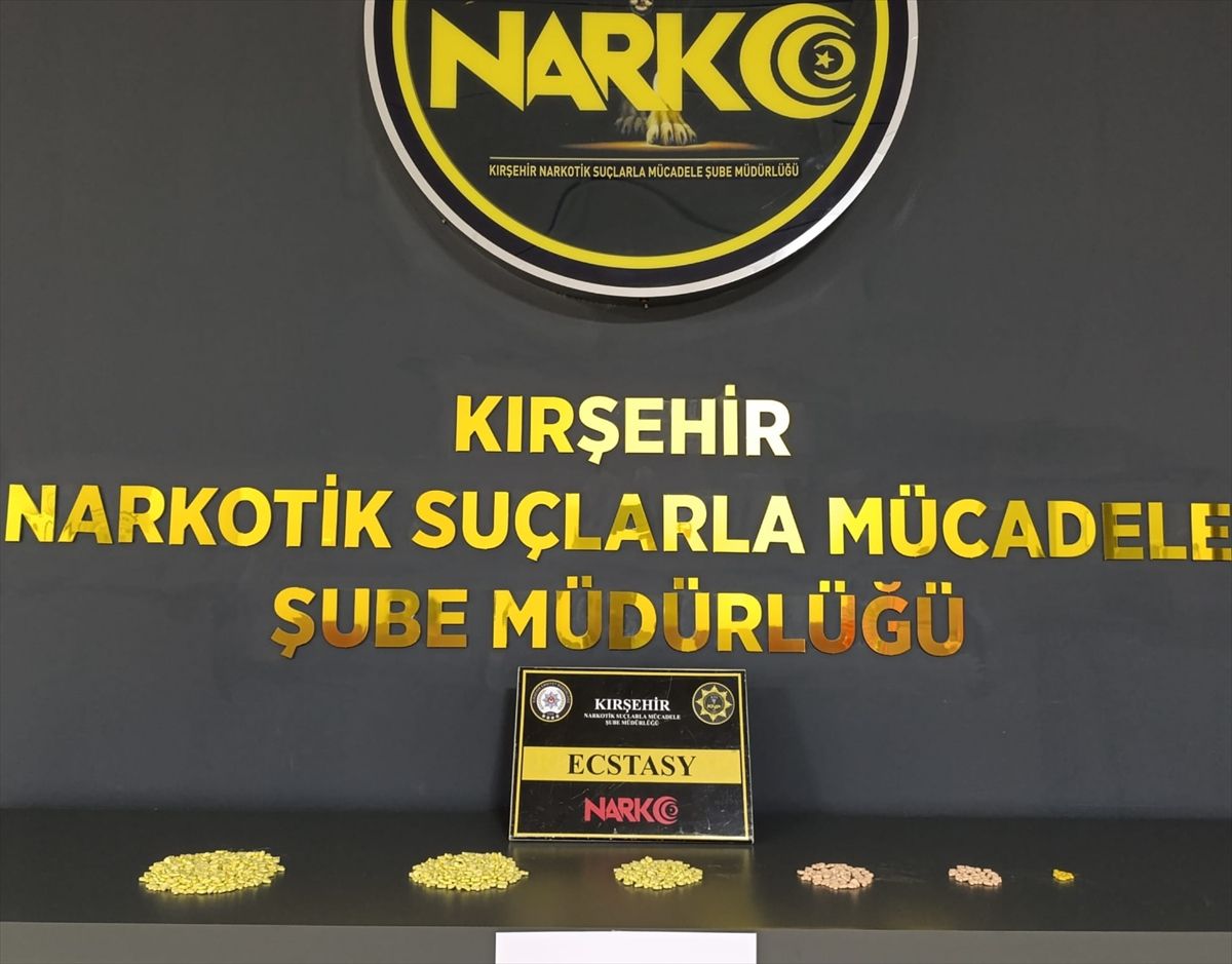 Kırşehir'de 695 uyuşturucu hap ele geçirilen otomobildeki zanlı tutuklandı