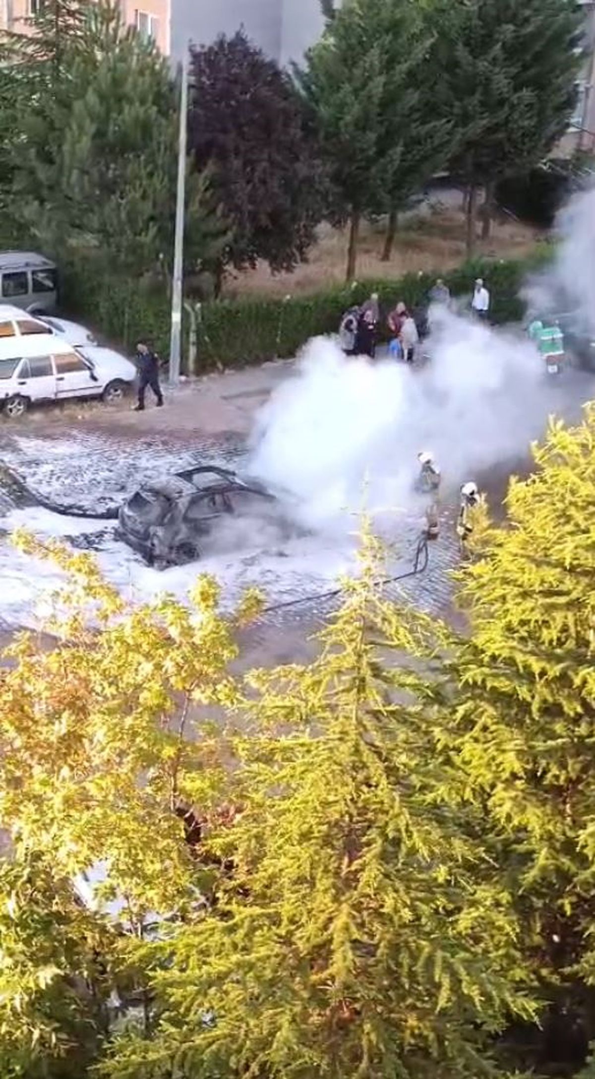 Ankara'da kız arkadaşının güzellik salonunu ve otomobilini ateşe veren şüphelinin jandarma tarafından gözaltına alınması.