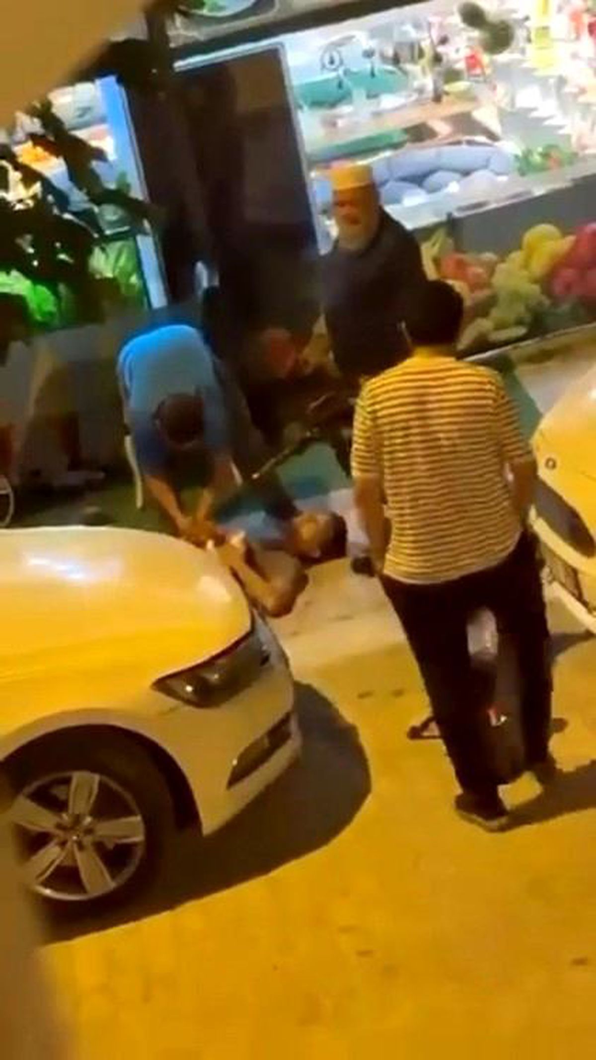 Küçükçekmece'de gasp saldırısına uğrayan ve hastanede tedavi gören adam ve ailesi