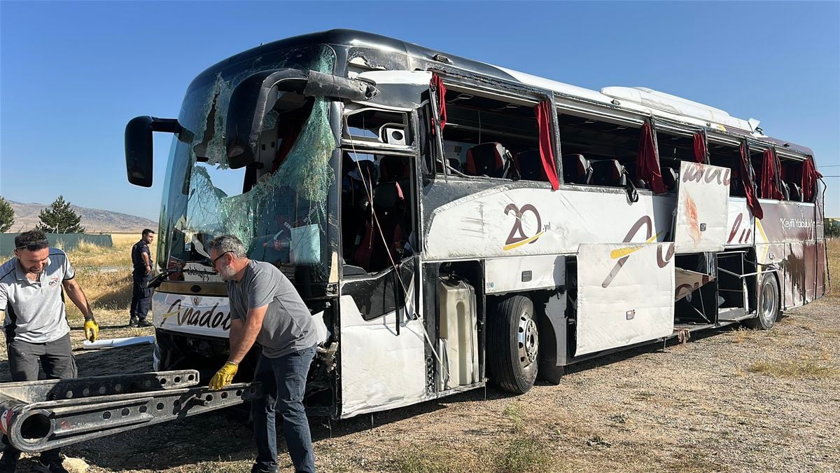Kütahya'da devrilen yolcu otobüsü