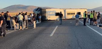 Yolcu otobüsü bariyere çarparak devrildi! 31 kişi yaralandı