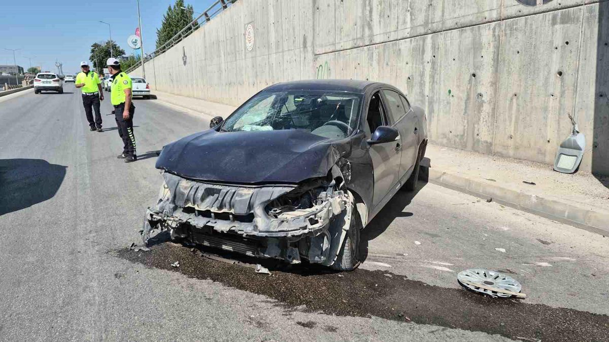 Adıyaman'da bariyerlere çarpan hasarlı otomobil.