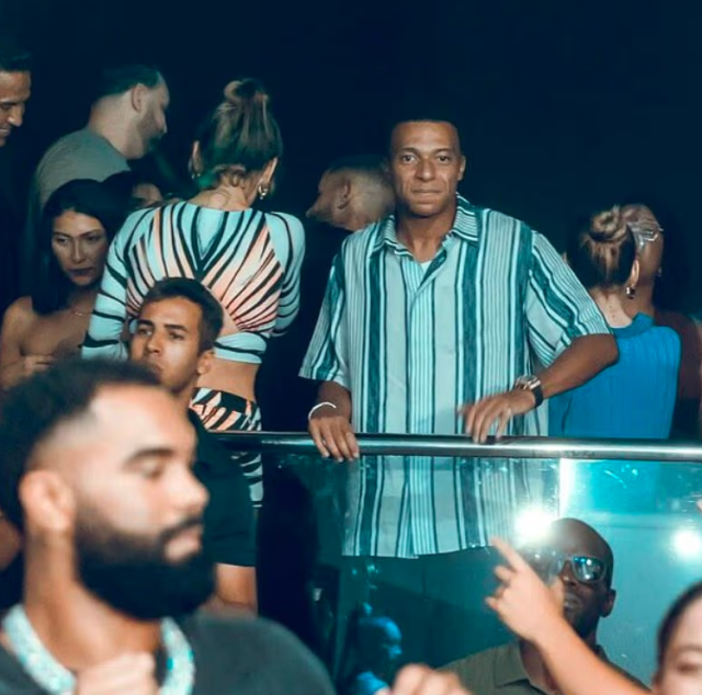 mbappe ve ester exposito arasi 15878206 5251 1 m