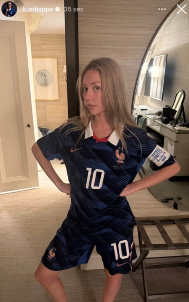 mbappe ve ester exposito arasi 93424813 6150 1 m