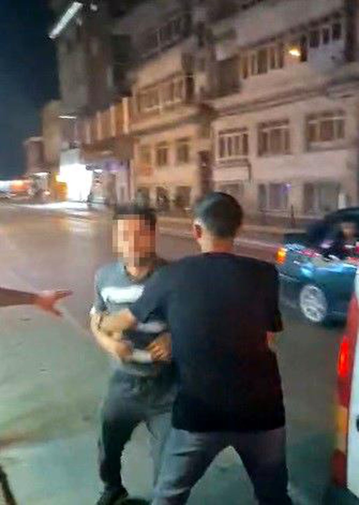 Motosiklet sürücüsüne yumruklu saldırı kamerada