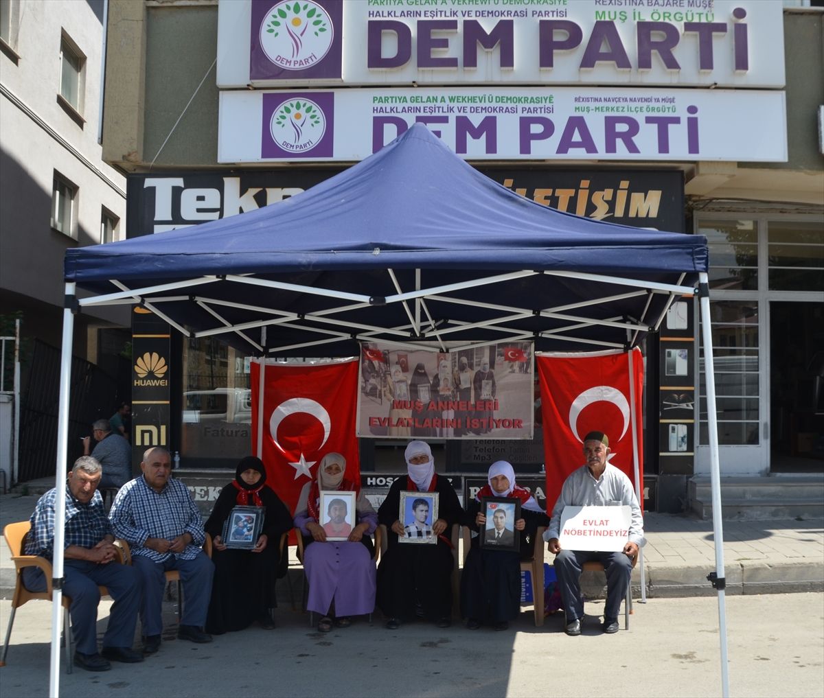 Muş'ta evlatlarına kavuşmak isteyen aileler, DEM Parti önündeki eylemlerini sürdürdü