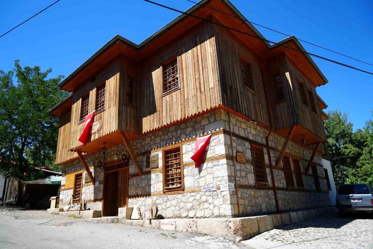 Erzincan Kemaliye'deki Apçağa köyünün tarihi ahşap evleri manzarası.
