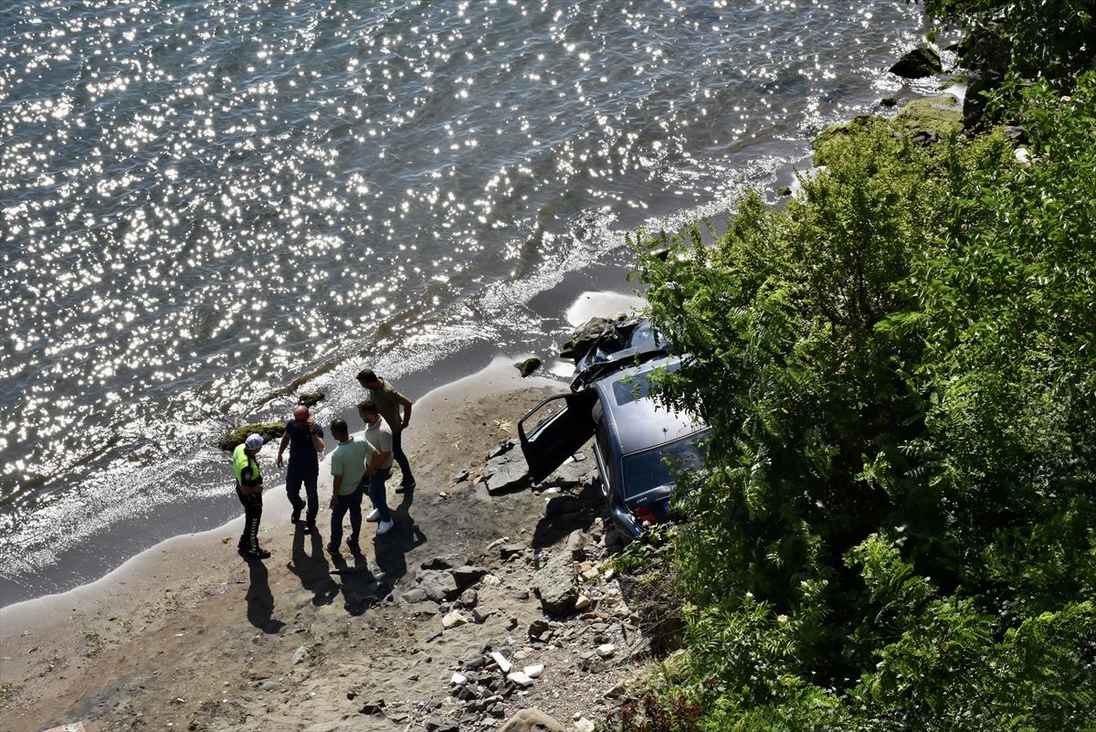 Ordu'da 30 metre yükseklikten deniz kenarına devrilen otomobilin sürücüsü yaralandı