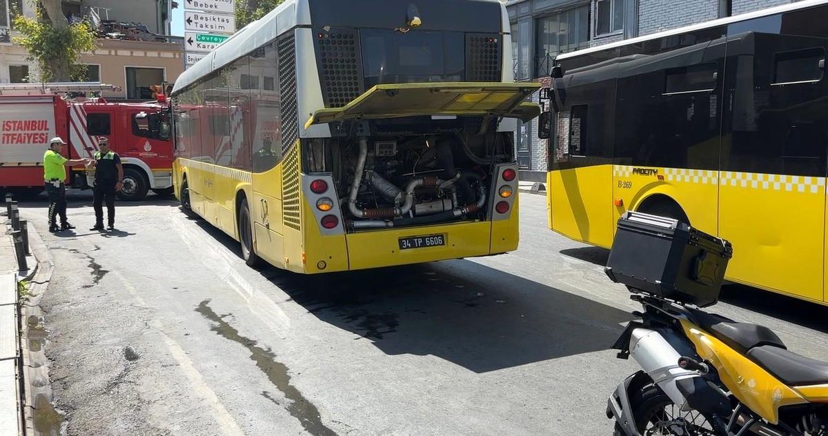 Ortaköy'de İETT otobüsünden dumanlar yükseldi: Motor arızası trafiğe neden oldu
