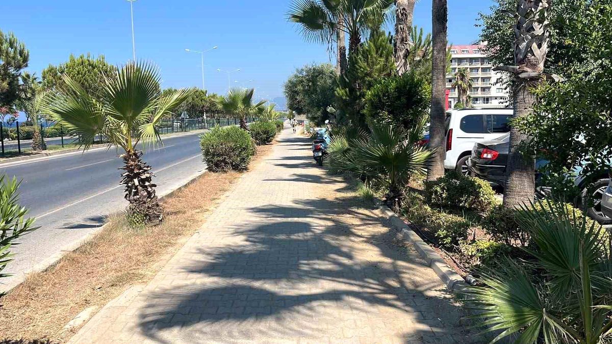 Alanya'da bir otel önünden motosiklet çalınması güvenlik kamerası görüntülerinde.