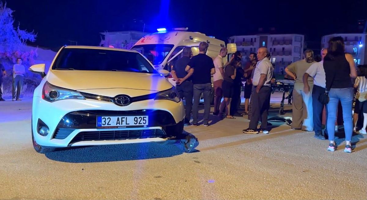 Burdur'da motosikletin yol kenarındaki çocuğa çarptığı kaza yerinden görüntü.