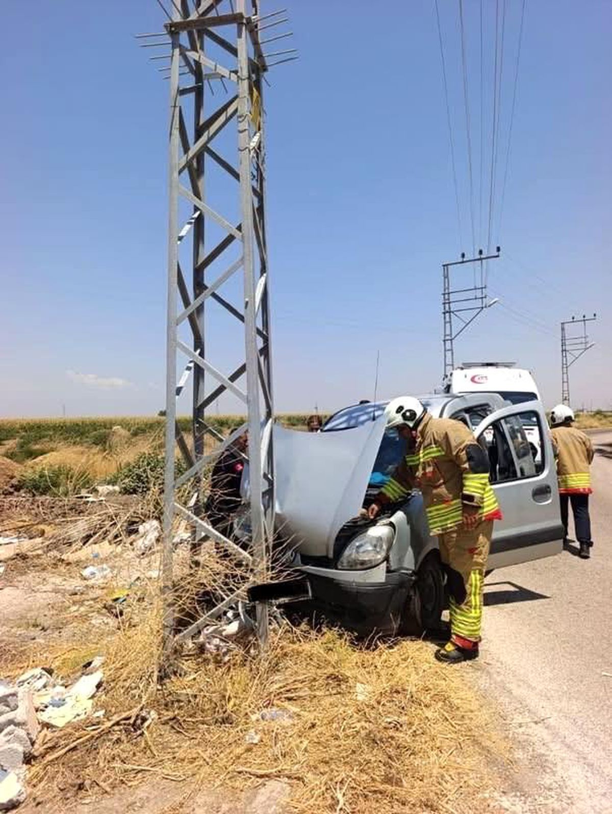 Hatay'ın Reyhanlı ilçesinde bir hafif ticari aracın elektrik direğine çarpması sonucu oluşan kaza yerinden genel bir görünüm.