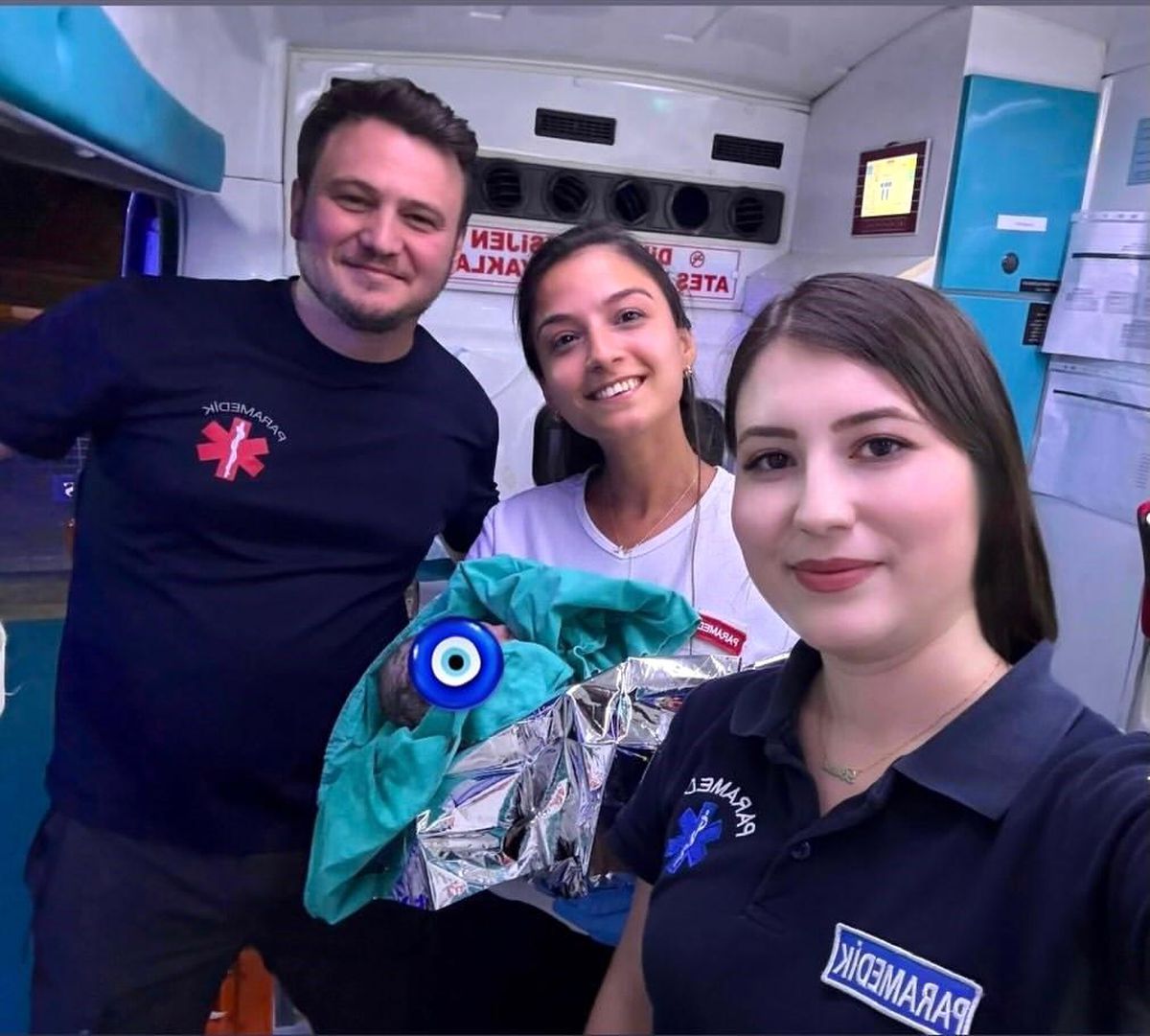 Sabırsız minik, dünyaya gözlerini ambulansta açtı