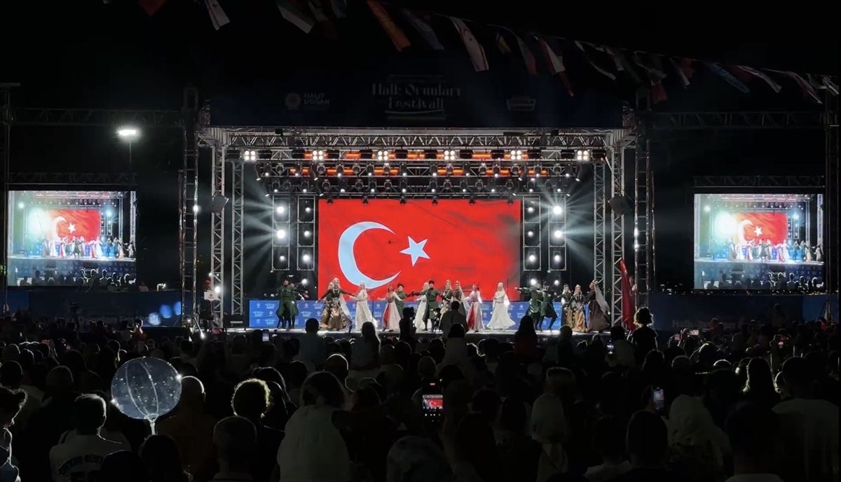 Samsun'da 36. Uluslararası Halk Oyunları Festivali'nde sahne alan halk oyunları ekibi.