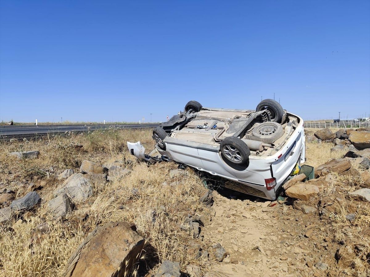 Şanlıurfa'da şarampole devrilen otomobildeki 4 kişi yaralandı