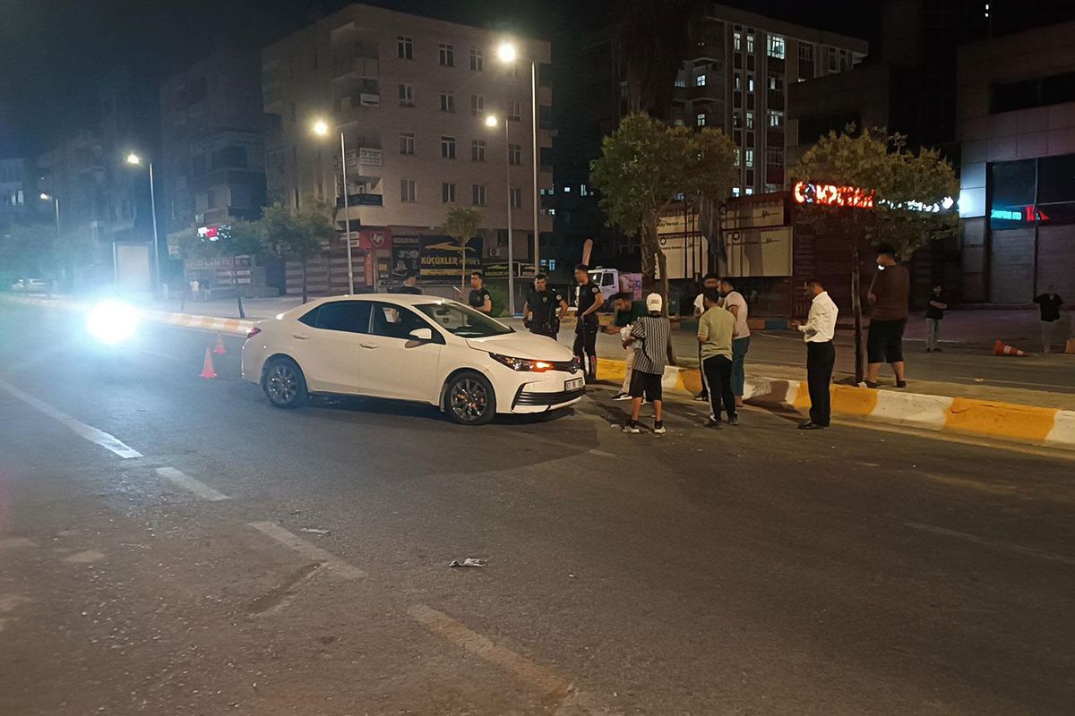 Trafik denetiminde vahim olay! Denetimdeki araca çarptı polis altında kaldı