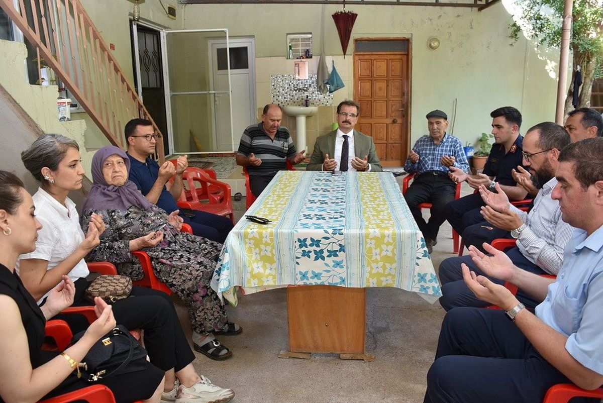 Şehit Jandarma Er Mehmet Erişti'nin ailesi, Salihli Kaymakamı Ali Güldoğan tarafından ziyaret ediliyor.