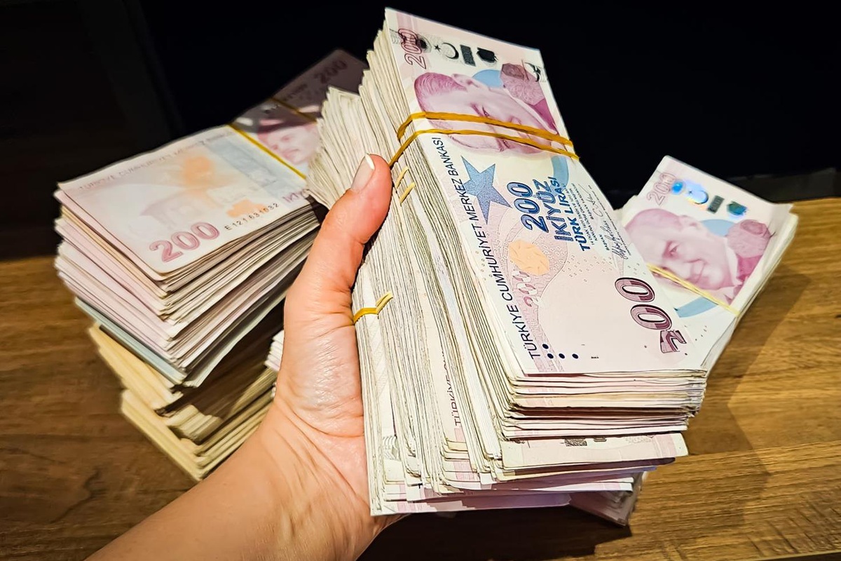 Tartışma yaratan kazanç! Ayaklarını paylaşarak ayda 178 bin TL kazanıyor