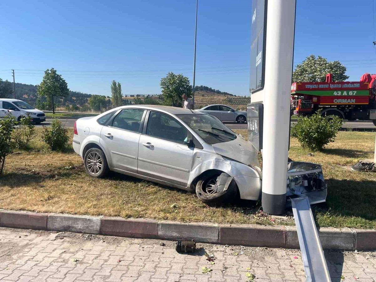 Kütahya'nın Tavşanlı ilçesinde bir akaryakıt istasyonunun fiyat tabelasına çarpan otomobil.
