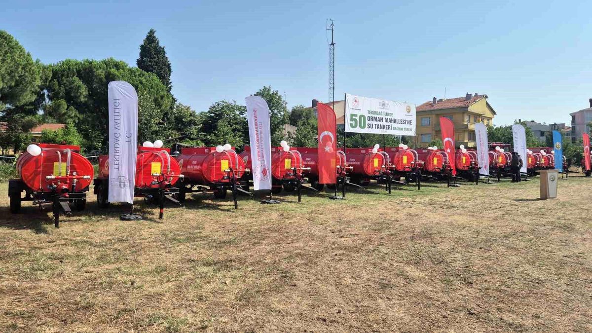 Tekirdağ'da orman yangınlarına karşı teslim edilen su tankerleri.
