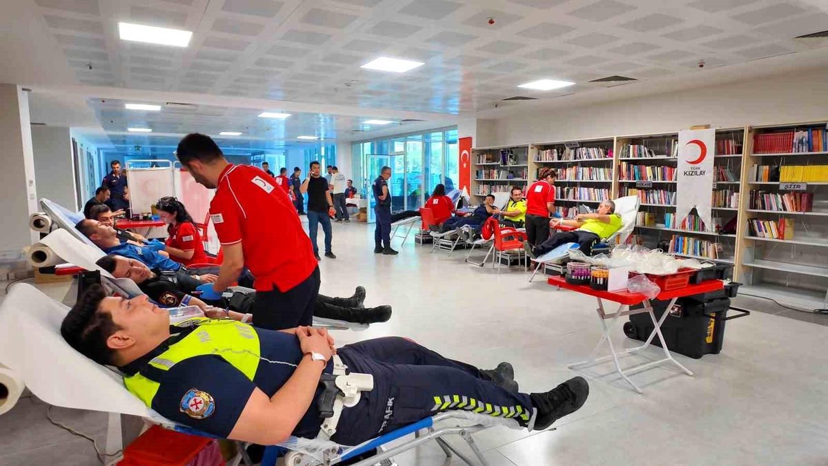 Tekirdağ Emniyet ve Jandarma personelleri Kızılay ile birlikte kan bağışında bulunuyor.