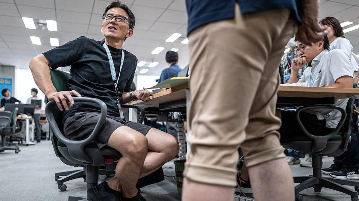 Tokyo'da 'Cool Biz' Girişimi: Şort Giymek Serbest mi, Tartışma mı Yarattı?