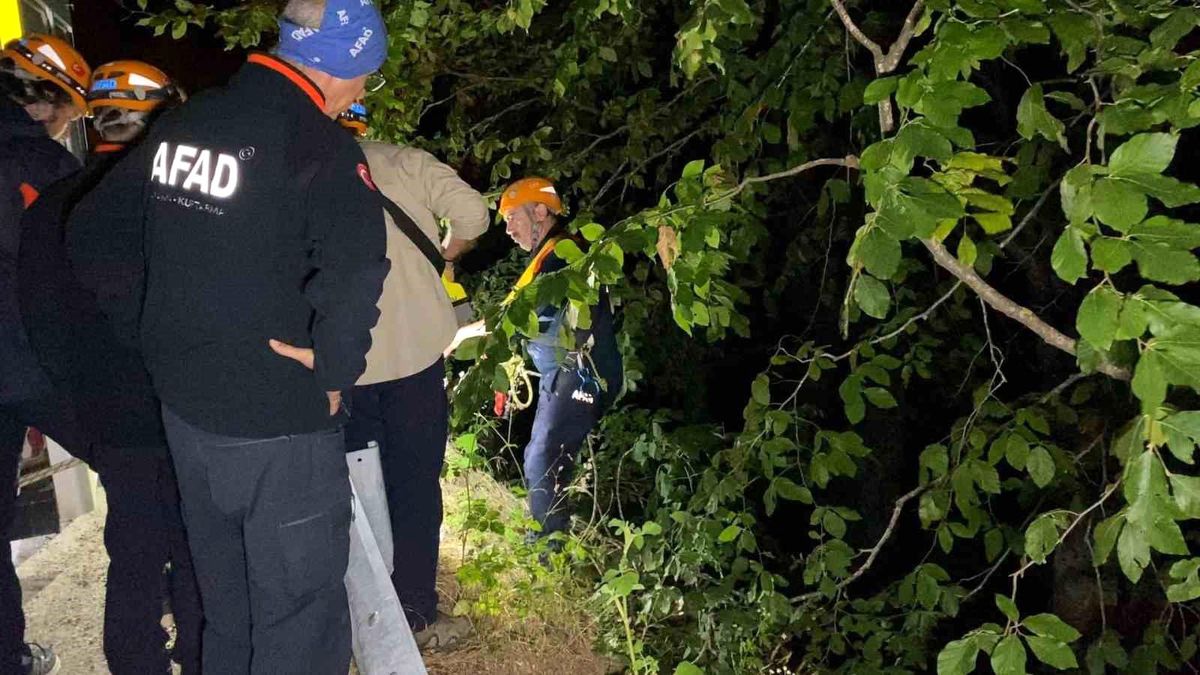 Bursa İnegöl'de uçurum kenarında devrilmiş motosiklet.