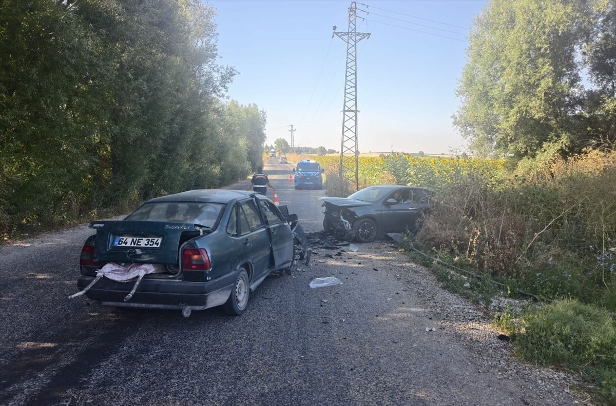 Uşak'ta iki otomobilin çarpıştığı kazada 4 kişi yaralandı