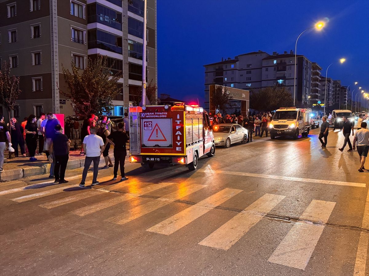 Uşak'ta yayalara çarpan otomobilin site bahçesine devrildiği kazada 3 kişi yaralandı