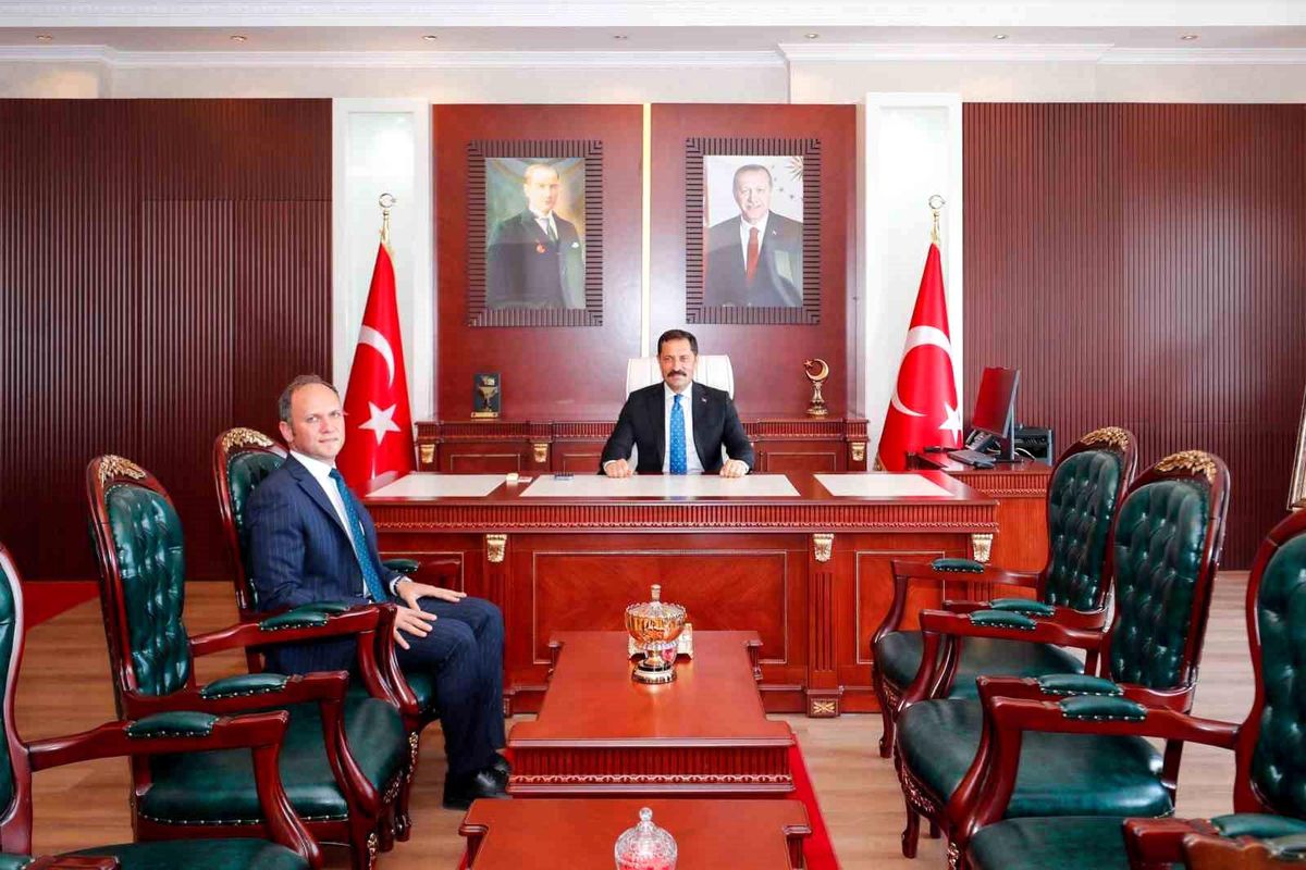 Hatay Valisi Mustafa Masatlı, Erzin Kaymakamı Yunus Emre Akpınar'ı makamında ziyaret ediyor.