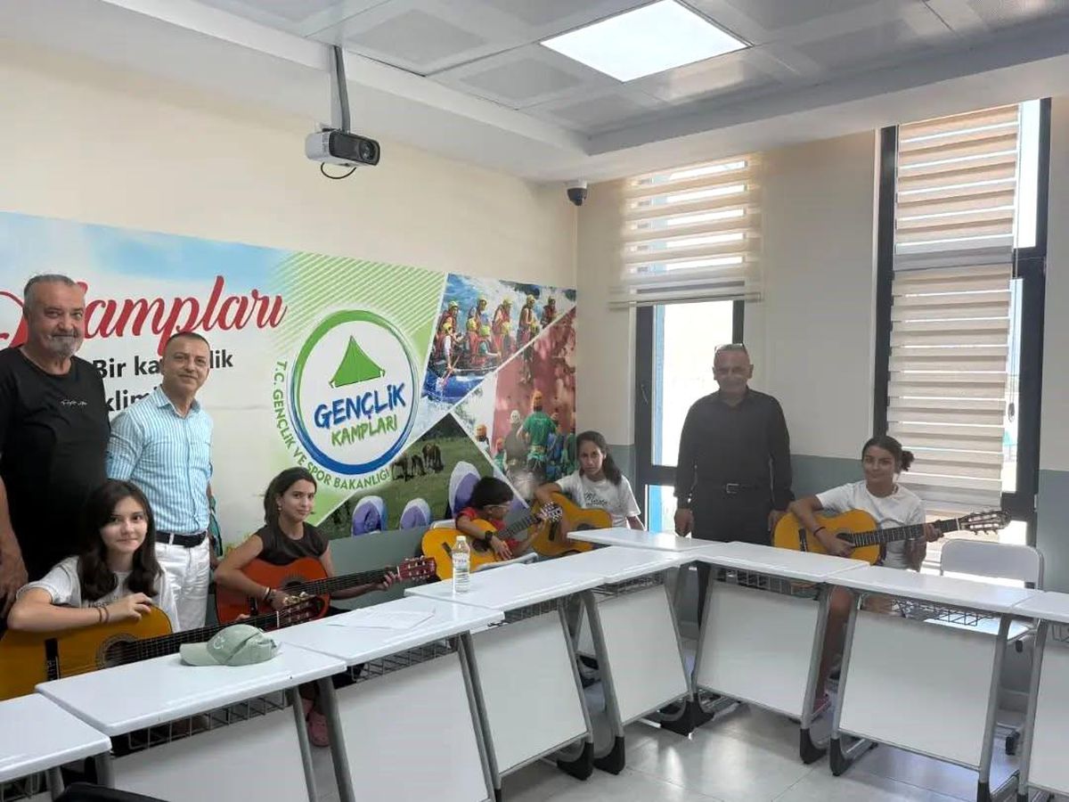 Aydın Yenipazar'da müzik kursu ziyareti sırasında çekilmiş bir fotoğraf.