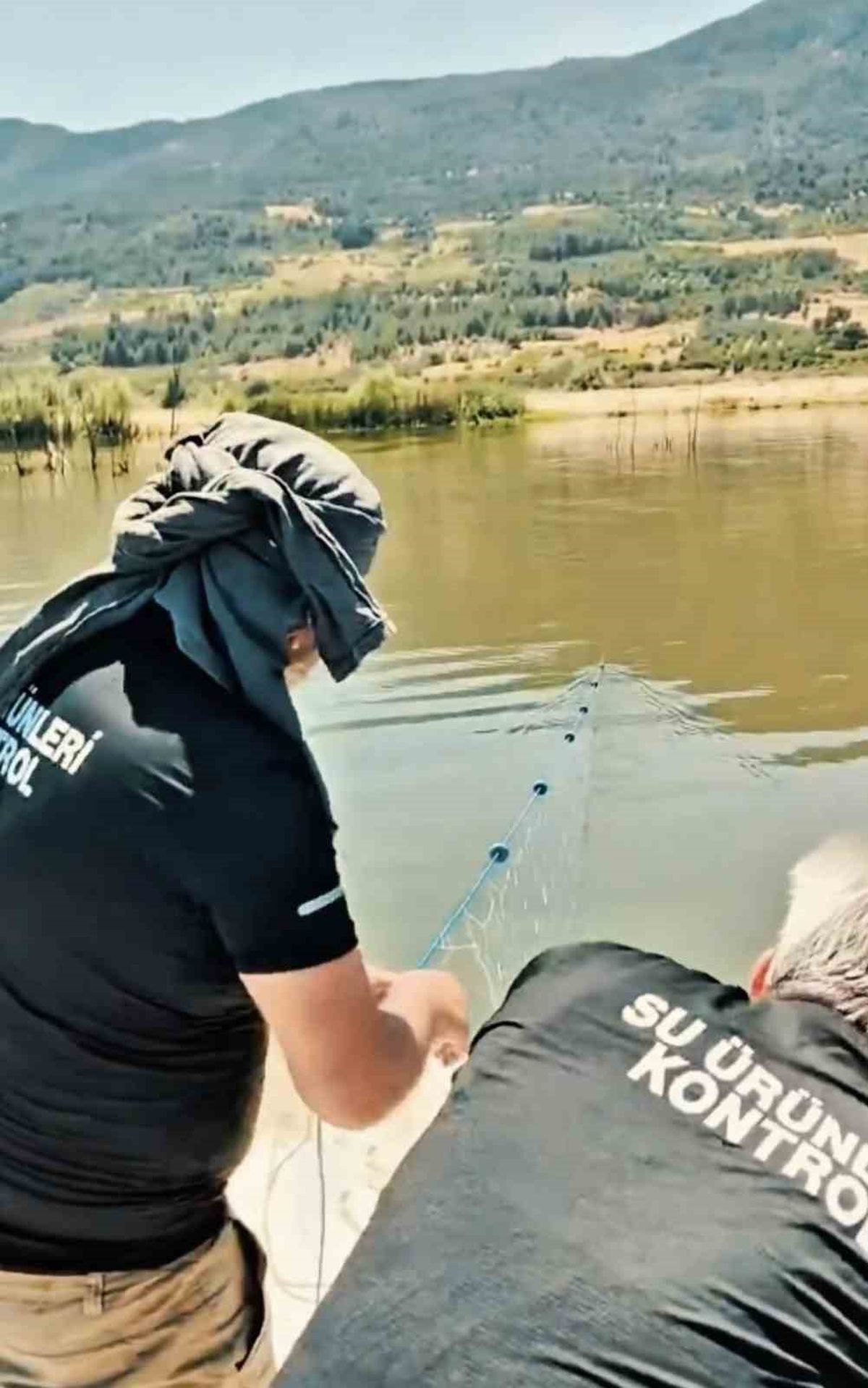Pamukova'da kaçak av ağlarına el konuldu: 2 bin 400 metre uzatma ağı ve kurtarılan balıklar