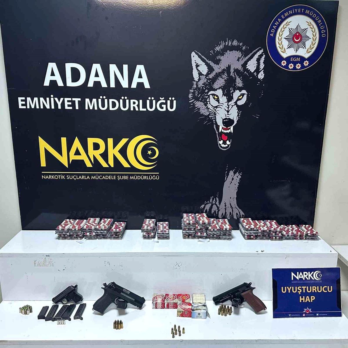 Adana'da narkotik operasyonu: Esrar, sentetik hap ve silah ele geçirildi