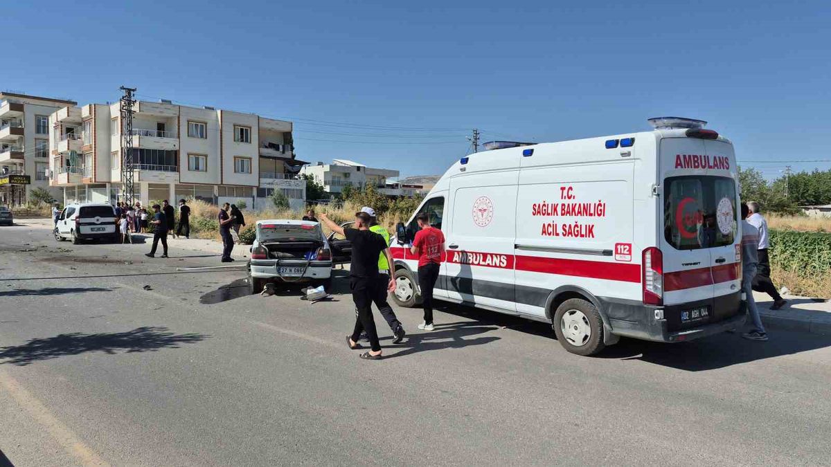 Adıyaman'da kontrolden çıkan araç karşı şeride geçti: 1 yaralı
