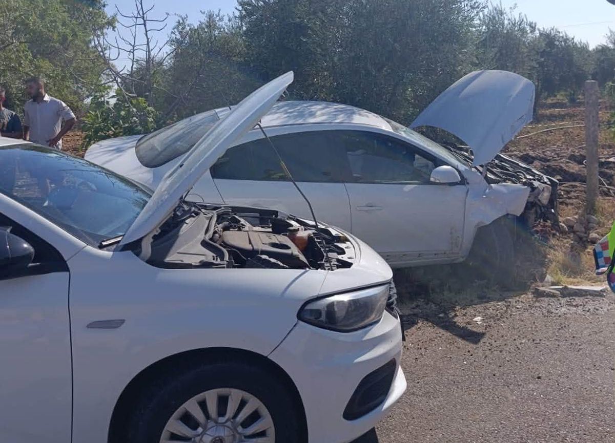 Besni'de İki Otomobil Çarpıştı: 3 Yaralı