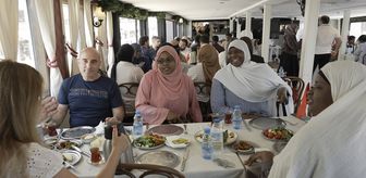 Afrikalı öğrenciler kahvaltılı boğaz turu yaptı