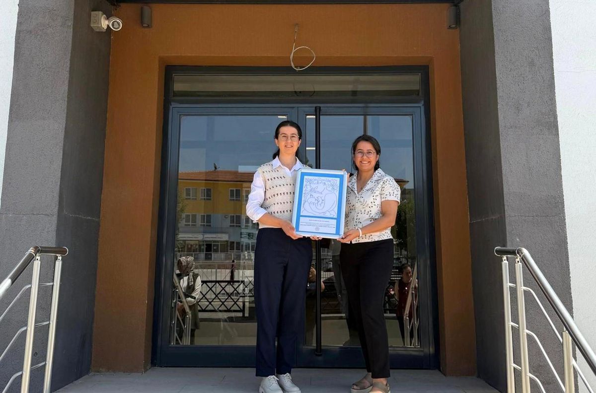 Alaşehir Sağlıklı Hayat Merkezi'ne Bebek Dostu Sağlıklı Hayat Merkezi unvanı verildiğini gösteren bir görsel.