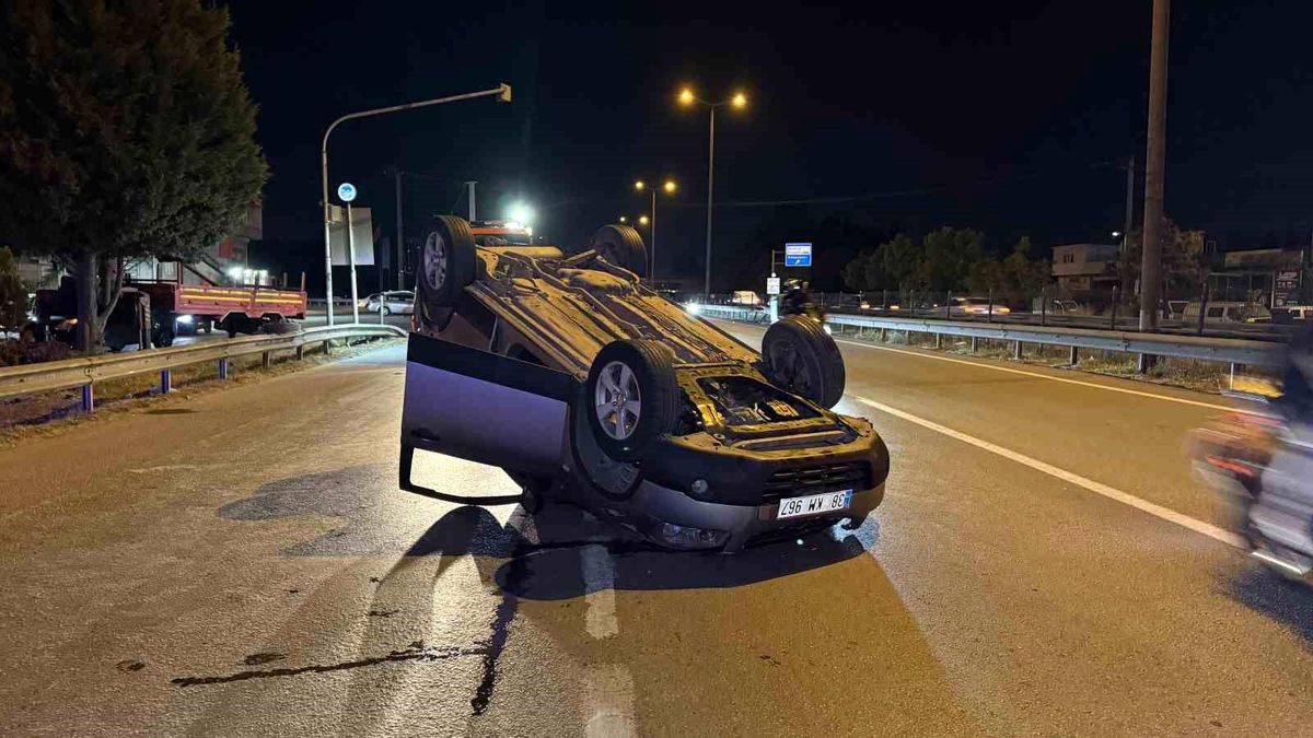 Adapazarı'nda alkollü sürücünün neden olduğu trafik kazasında yaralılar hastaneye taşınıyor.