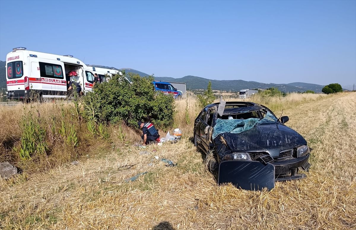 Amasya'da Otomobil Şarampole Devrildi: 5 Yaralı