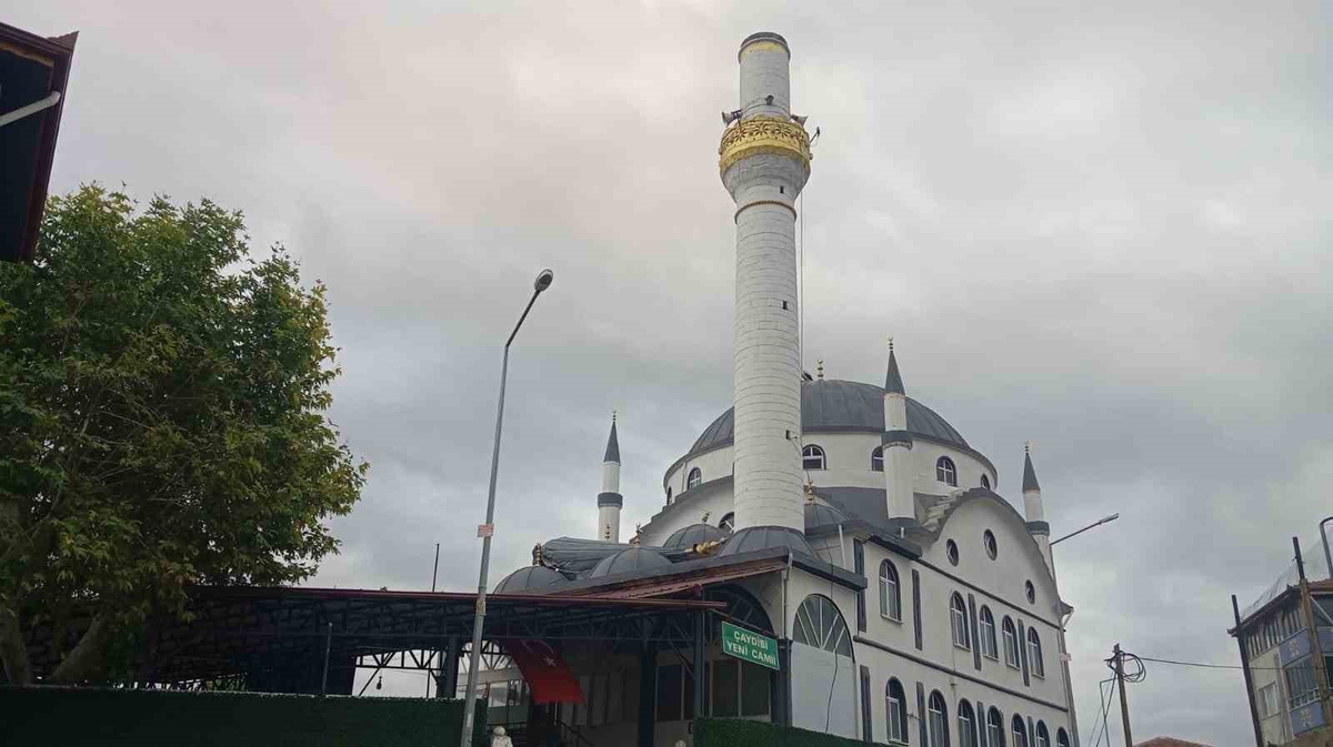 Taşova'da Fırtına ve Dolu: 41 Evin Çatısı Uçtu, Minare Kısmen Yıkıldı, 1 Yaralı