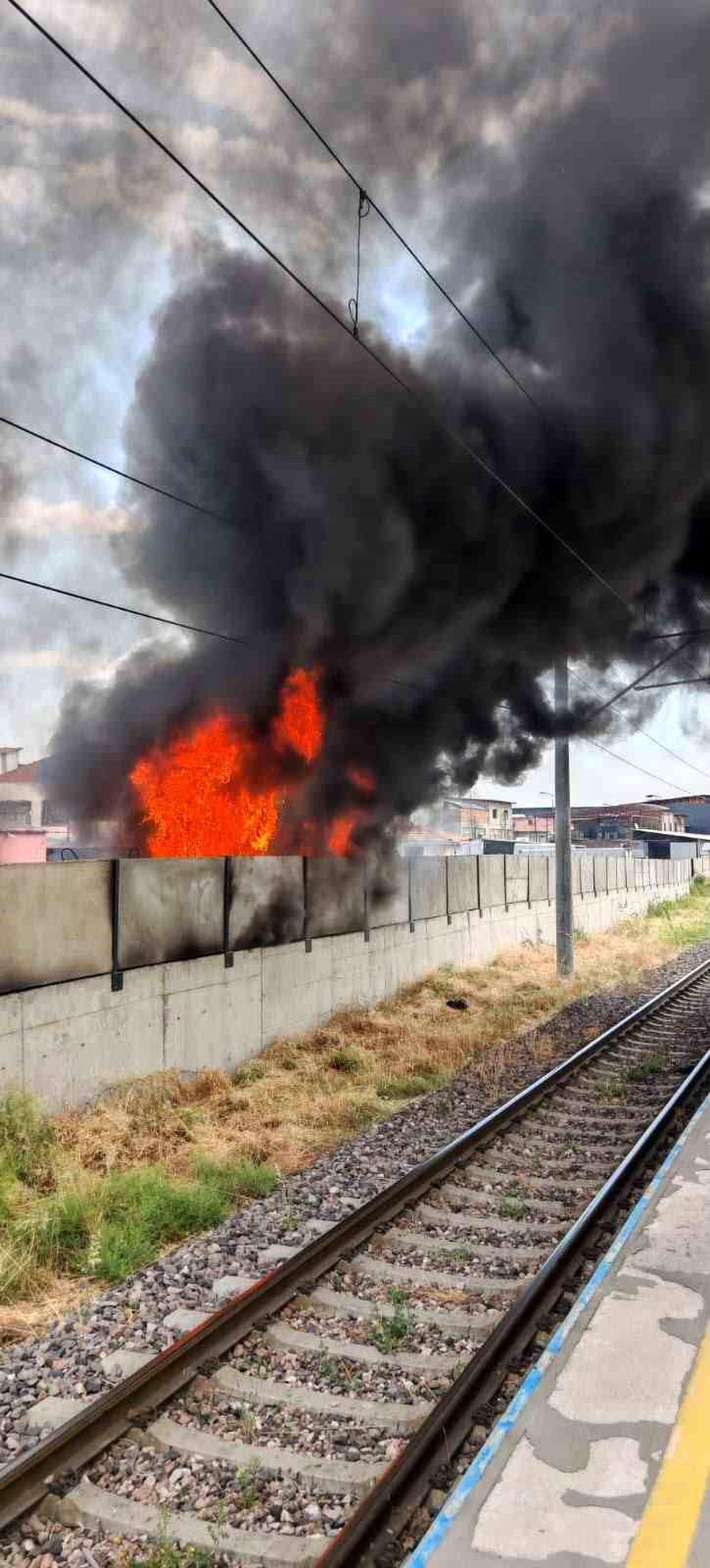 Ankara'da boş arazide çıkan yangın tren istasyonuna sıçradı
