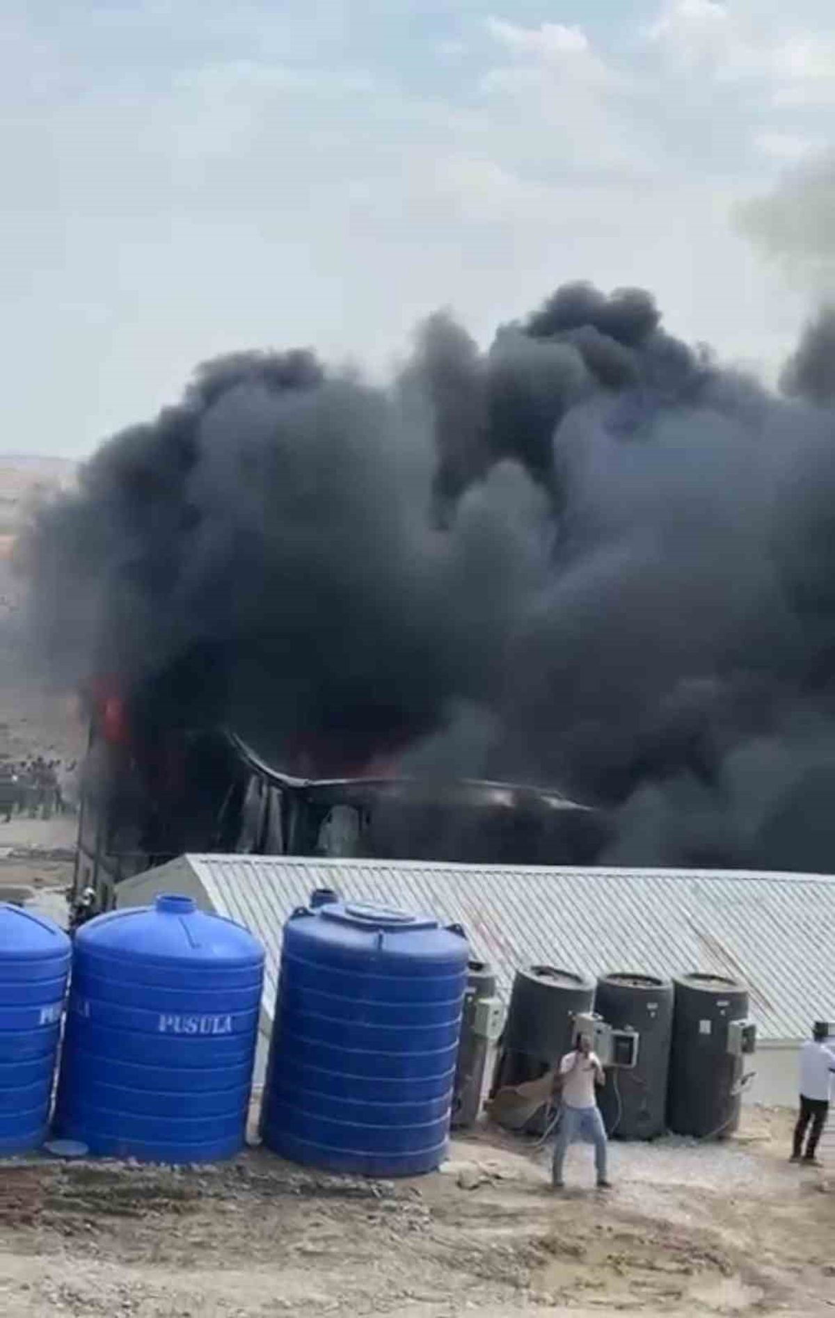 Ankara Etimesgut'ta bir inşaat şantiyesinde çıkan konteyner yangını söndürülüyor.
