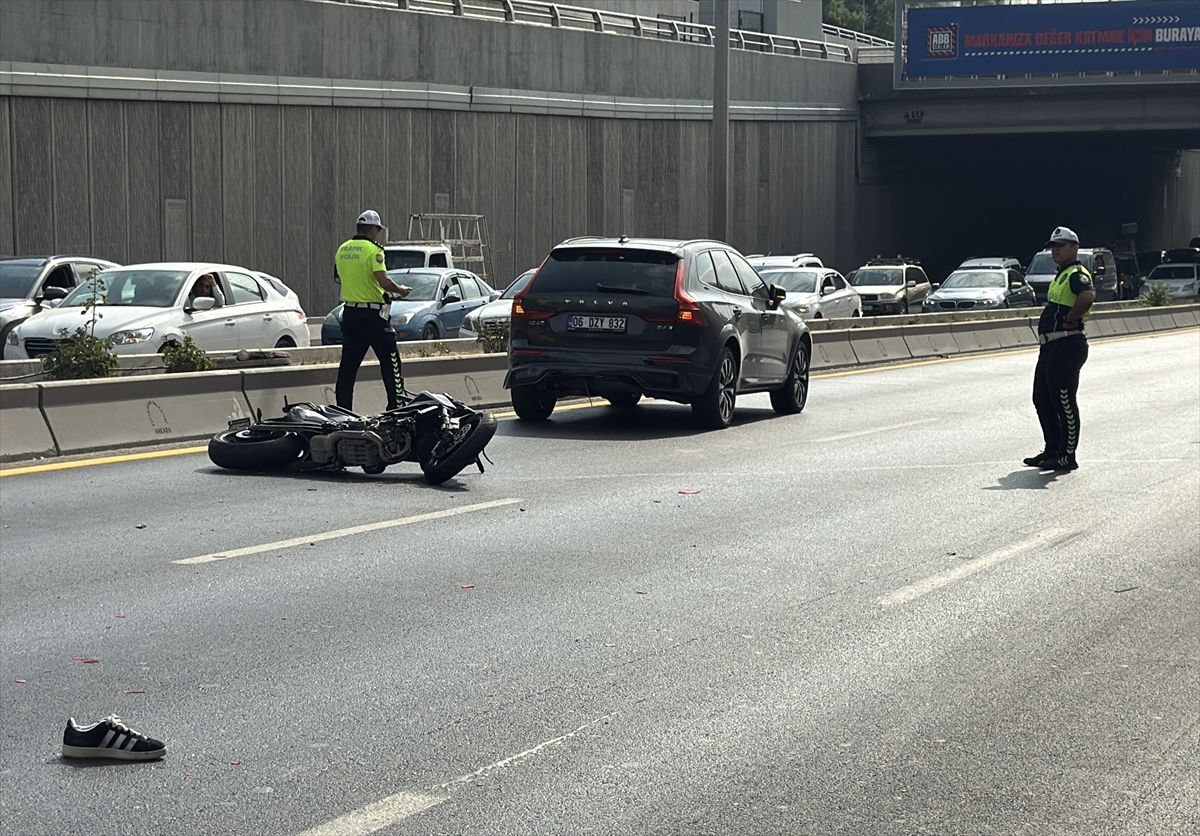 Ankara Altındağ'da motosikletin karıştığı trafik kazası sonrası olay yeri incelemesi.