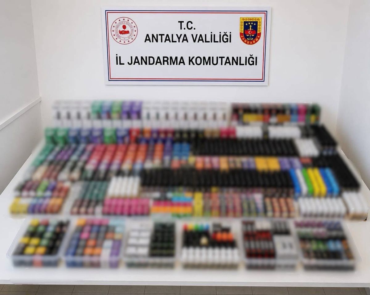 Alanya'da Kaçak Elektronik Sigara Operasyonu: Yüzlerce Ürün Ele Geçirildi