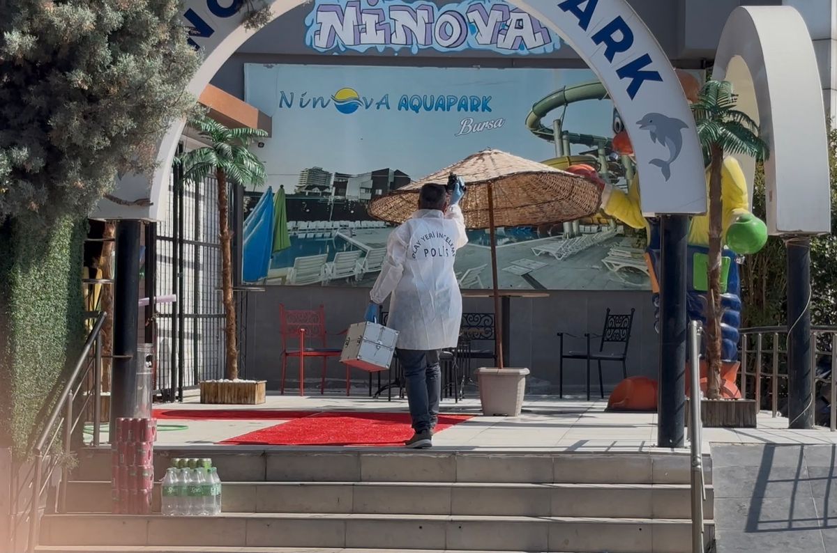 Aquaparkta 10 metrelik kaydıraktan düşen 16 yaşındaki havuz görevlisi ağır yaralandı