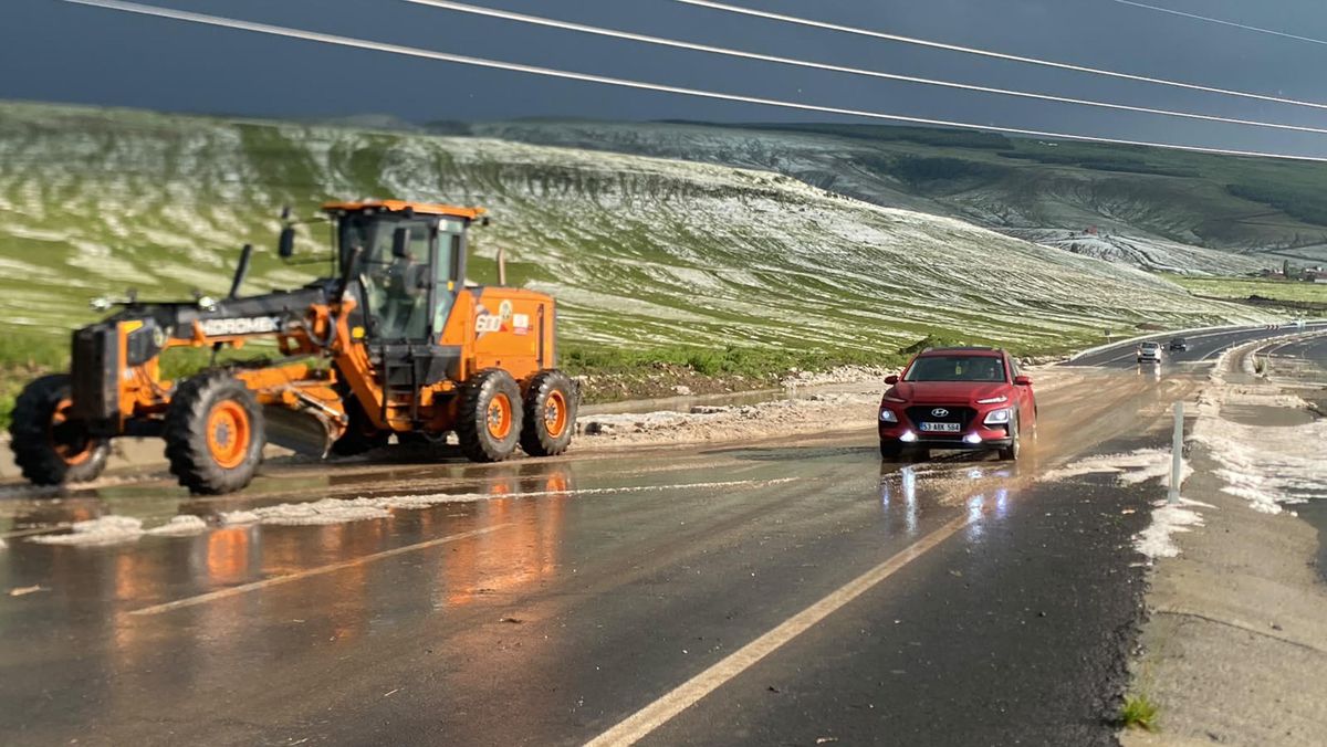 Ardahan'da sağanak ve dolu yolu kapattı